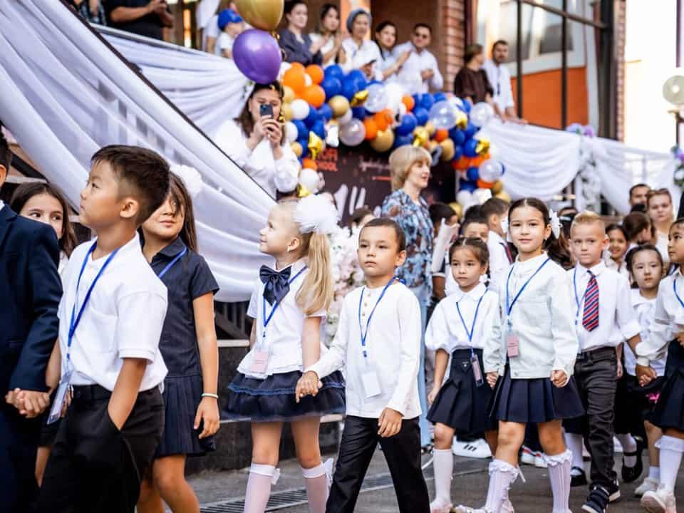 Profi School birinchi sinf o'quvchilari tantanali safda